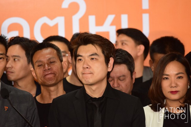 "ธนาธร-แกนนำพรรค" ร่วมแถลงข่าวหลังจากศาลรัฐธรรมนูญวินิจฉัยยุบ "พรรคอนาคตใหม่"