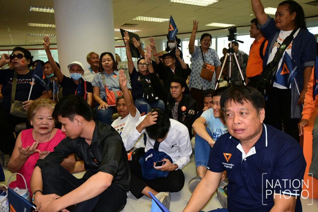 กองเชียร์ซึม วินาทีศาลอ่านคำวินิจฉัยยุบ "พรรคอนาคตใหม่"