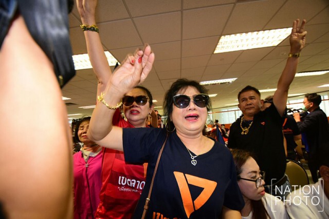 กองเชียร์ซึม วินาทีศาลอ่านคำวินิจฉัยยุบ "พรรคอนาคตใหม่"