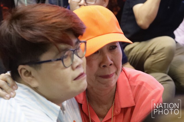 กองเชียร์ซึม วินาทีศาลอ่านคำวินิจฉัยยุบ "พรรคอนาคตใหม่"