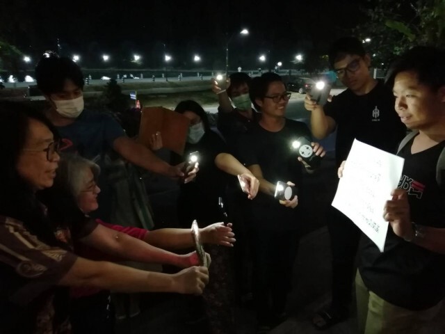 ชาวเชียงใหม่ จุดเทียนส่องไฟฉาย เรียกร้องศาลตัดสินเงินกู้ อนค.ยุติธรรม