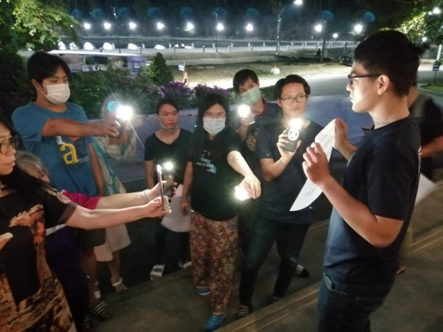 ชาวเชียงใหม่ จุดเทียนส่องไฟฉาย เรียกร้องศาลตัดสินเงินกู้ อนค.ยุติธรรม