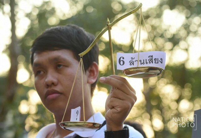จัดกิจกรรม แฟลชม็อบ ใน มธ.ท่าพระจันทร์ ทวงคืนความยุติธรรม หลังศาลตัดสินยุบพรรคอนาคตใหม่