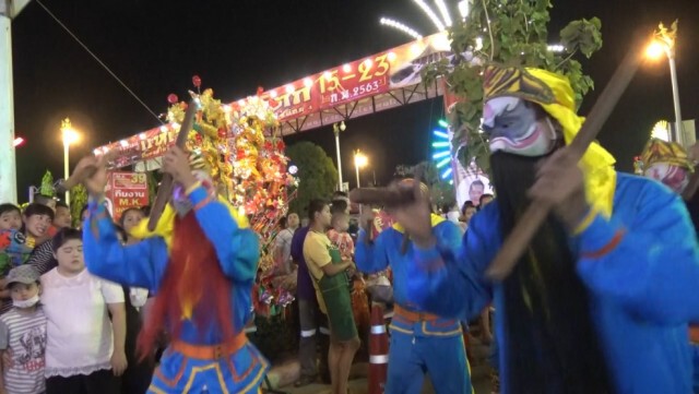 ประชาชนทั่วสารทิศ ร่วมพิธีลุยไฟ งานประจำปีเจ้าพ่อเขาตก