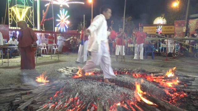 ประชาชนทั่วสารทิศ ร่วมพิธีลุยไฟ งานประจำปีเจ้าพ่อเขาตก