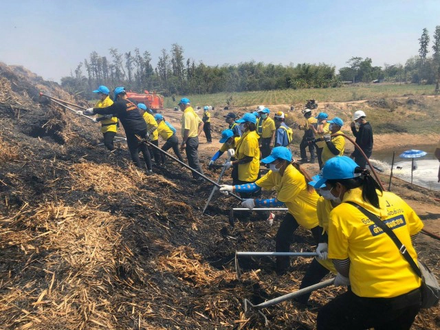 โรงงานน้ำตาลมิตรกาฬสินธุ์ยันเพลิงไหม้กองใบอ้อยไม่กระทบชุมชนใกล้เคียง