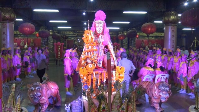 ประชาชนทั่วสารทิศ ร่วมพิธีลุยไฟ งานประจำปีเจ้าพ่อเขาตก