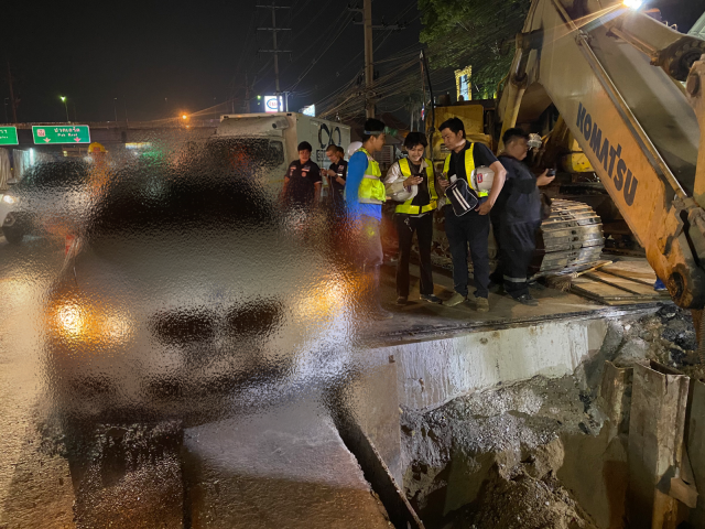หนุ่มรถหรูชนท้ายเก๋ง! พลิกคว่ำตกบ่อก่อสร้างรถไฟฟ้าแจ้งวัฒนะ