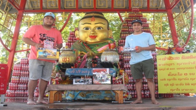 ปชช.แห่แก้บน-ส่องเลขเด็ดอ่างน้ำมนต์ที่อาศรมฤๅษีเณร