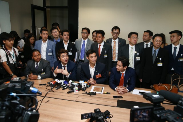 คณะอนาคตใหม่ ร่วมสังเกตการณ์ศึกซักฟอกวิปรัฐบาล