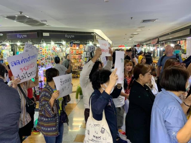 พ่อค้าเเม่ค้า MBK ประท้วงขอลดค่าเช่า 50%  หลังโควิด-19 ระบาด ทำลูกค้าหายไปเยอะ