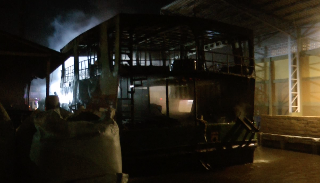 ไฟไหม้เรือบรรทุกวัสดุก่อสร้างเสียหายเกือบทั้งลำ