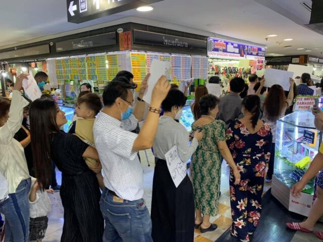 พ่อค้าเเม่ค้า MBK ประท้วงขอลดค่าเช่า 50%  หลังโควิด-19 ระบาด ทำลูกค้าหายไปเยอะ