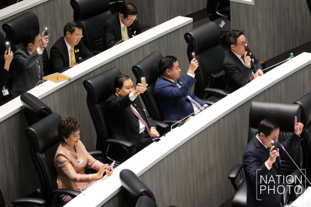 "ฝ่ายค้าน" เปิดไฟฉาย ไล่ "บิ๊กตู่" จี้ให้ประกาศยุบสภา