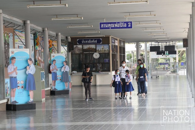 ผู้ปกครอง ทยอยรับบุตรหลานที่รร.พระหฤทัยดอนเมือง