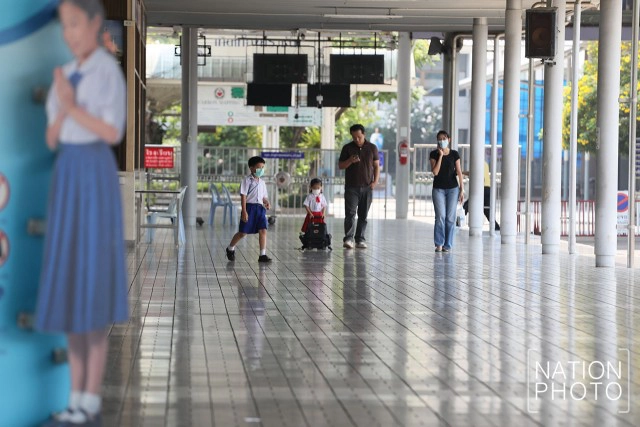 ผู้ปกครอง ทยอยรับบุตรหลานที่รร.พระหฤทัยดอนเมือง