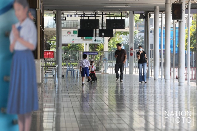 ผู้ปกครอง ทยอยรับบุตรหลานที่รร.พระหฤทัยดอนเมือง