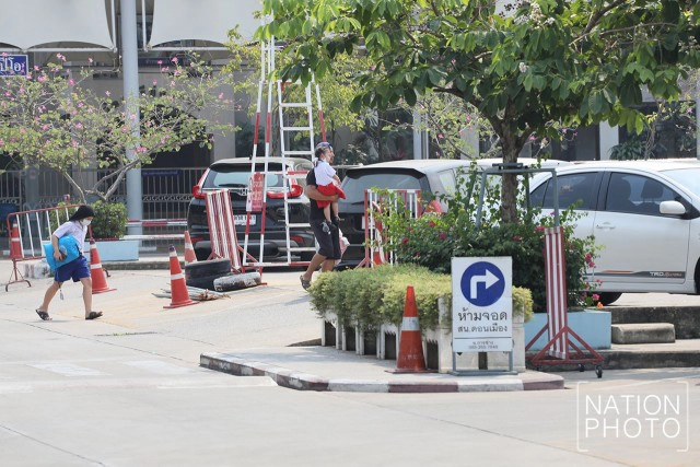 ผู้ปกครอง ทยอยรับบุตรหลานที่รร.พระหฤทัยดอนเมือง