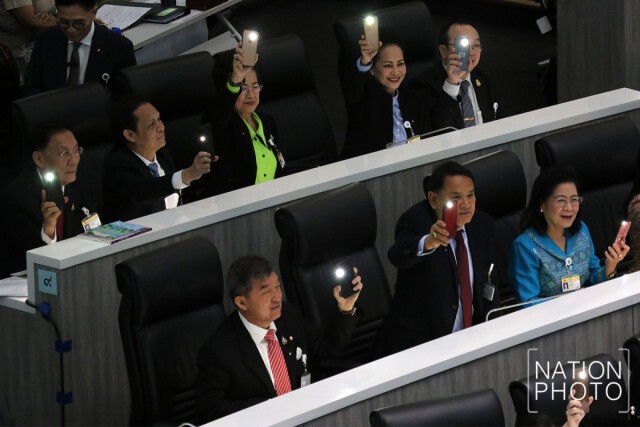 "ฝ่ายค้าน" เปิดไฟฉาย ไล่ "บิ๊กตู่" จี้ให้ประกาศยุบสภา