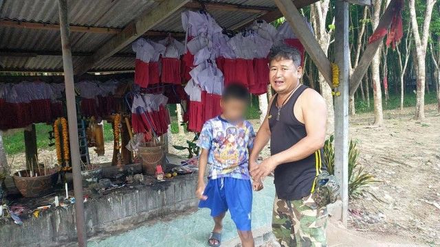 แห่นำน้ำแดง-ชุดนักเรียนแก้บน "หลาน้ำแดง"