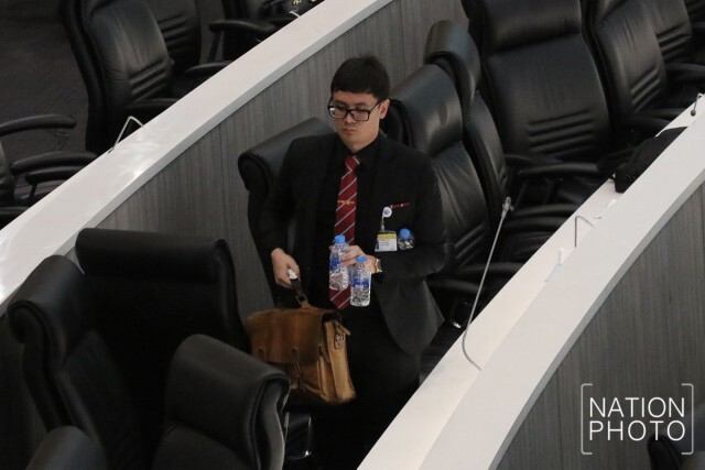 ฝ่ายค้าน วอล์คเอ้าท์ หลัง ไร้สิทธิอภิปรายต่อ แม้เหลือ 4 คน
