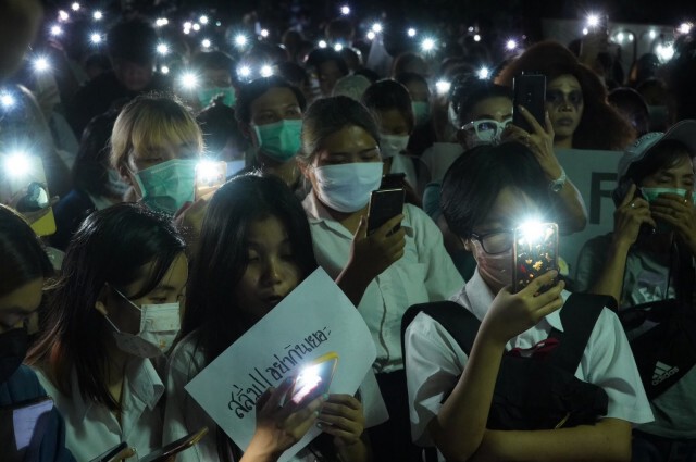 กลุ่มศิลปากร เสรีเพื่อประชาธิปไตย รวมพลังโชว์แฟลชม็อบ ไม่เอารัฐบาล