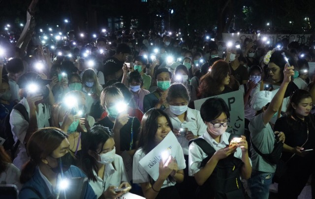 กลุ่มศิลปากร เสรีเพื่อประชาธิปไตย รวมพลังโชว์แฟลชม็อบ ไม่เอารัฐบาล