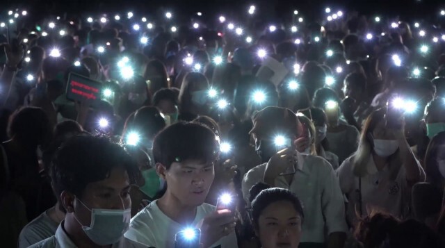 กลุ่มศิลปากร เสรีเพื่อประชาธิปไตย รวมพลังโชว์แฟลชม็อบ ไม่เอารัฐบาล
