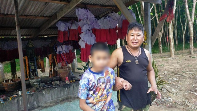 แห่นำน้ำแดง-ชุดนักเรียนแก้บน "หลาน้ำแดง"