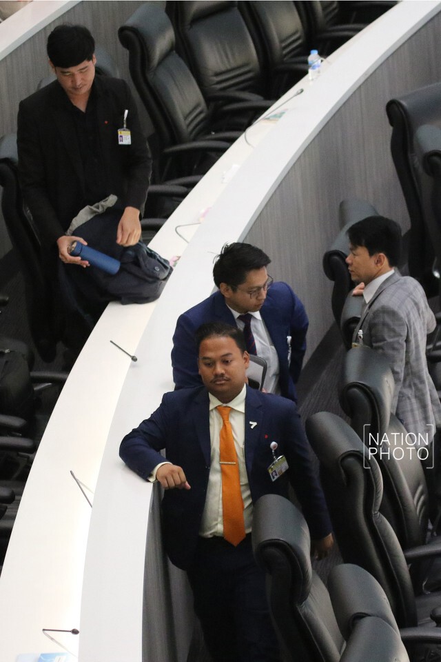 ฝ่ายค้าน วอล์คเอ้าท์ หลัง ไร้สิทธิอภิปรายต่อ แม้เหลือ 4 คน