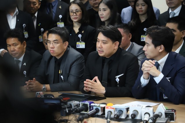 "อนาคตใหม่" ยันเดินหน้าต่อ เตรียมตั้งพรรคใหม่