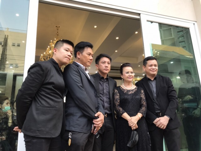 เพื่อน-ศิลปิน ร่วมอาลัย รดน้ำศพ "สุเทพ วงศ์กำแหง"