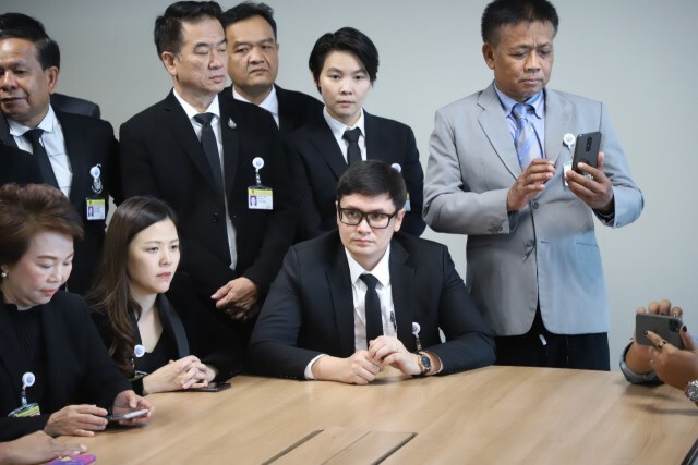 "อนาคตใหม่" ยันเดินหน้าต่อ เตรียมตั้งพรรคใหม่