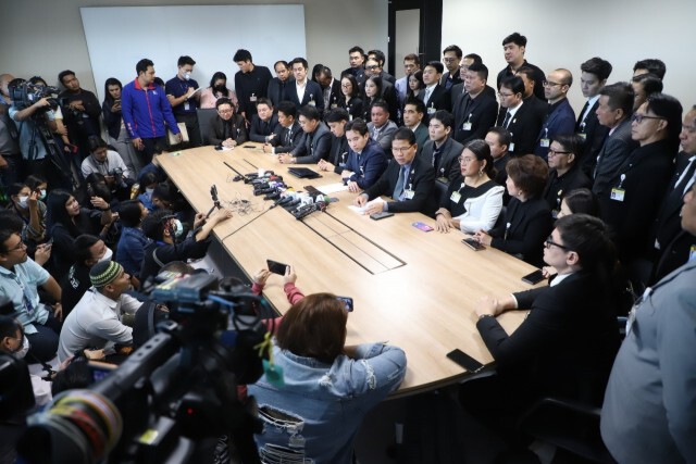 "อนาคตใหม่" ยันเดินหน้าต่อ เตรียมตั้งพรรคใหม่