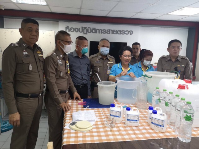 ตำรวจบางนา ผุดจัดทำเจลล้างมือ ป้องกัน"ไวรัสโควิด19" ประชาชนอุ่นใจเมื่อมาใช้บริการ