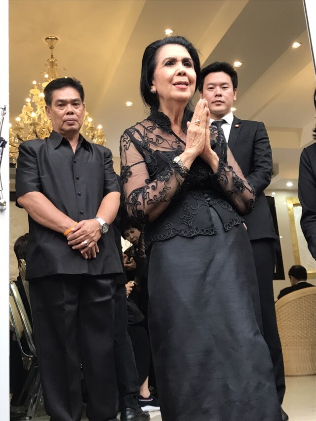เพื่อน-ศิลปิน ร่วมอาลัย รดน้ำศพ "สุเทพ วงศ์กำแหง"