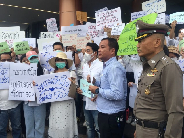 พ่อค้าแม่ค้าจตุจักรโอด ขอลดค่าเช่า เหตุโควิด-19 ทำพิษ