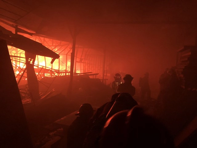 ไฟไหม้โกดังเก็บวัสดุประกอบฉากย่านลาดพร้าว ไร้เจ็บ-เสียชีวิต