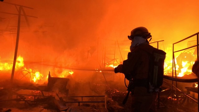 ไฟไหม้โกดังเก็บวัสดุประกอบฉากย่านลาดพร้าว ไร้เจ็บ-เสียชีวิต