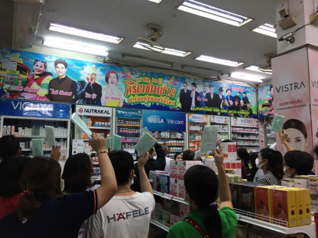 โซเชียลเเห่ชื่นชม! ร้านขายยาศิริเวช เเจก "หน้ากากอนามัย" ฟรี