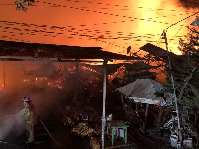 ไฟไหม้โกดังเก็บวัสดุประกอบฉากย่านลาดพร้าว ไร้เจ็บ-เสียชีวิต