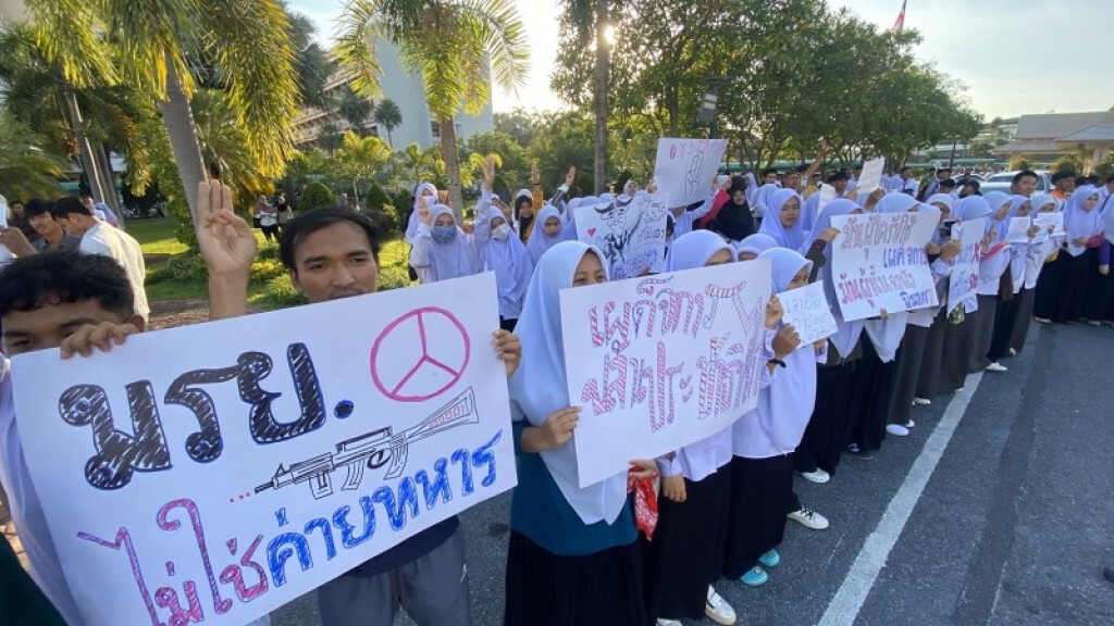 กลุ่มนักศึกษา นักเรียนกว่า 200 คน พร้อมใจ ชู 3 นิ้ว ไล่ รัฐบาล ท่ามกลางตำรวจดูแลเข้ม