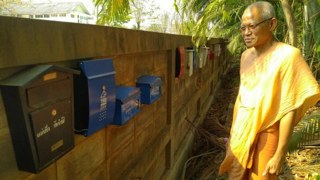 หลวงพ่อวัดดังผุดไอเดีย! ใช้ตู้จดหมายเก็บอัฐิแทนการสร้างเจดีย์ขนาดใหญ่และเจาะทำลายกำแพง