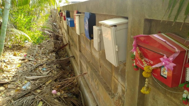 หลวงพ่อวัดดังผุดไอเดีย! ใช้ตู้จดหมายเก็บอัฐิแทนการสร้างเจดีย์ขนาดใหญ่และเจาะทำลายกำแพง