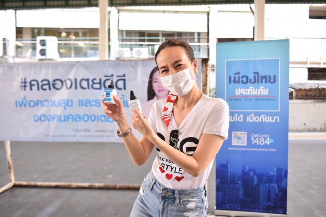 ‘มาดามแป้ง’ ลงคลองเตยชวนแฟนท่าเรือ ทำหน้ากากอนามัยและสเปรย์แอลกอฮอล์