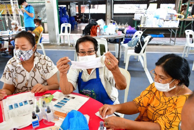 ‘มาดามแป้ง’ ลงคลองเตยชวนแฟนท่าเรือ ทำหน้ากากอนามัยและสเปรย์แอลกอฮอล์