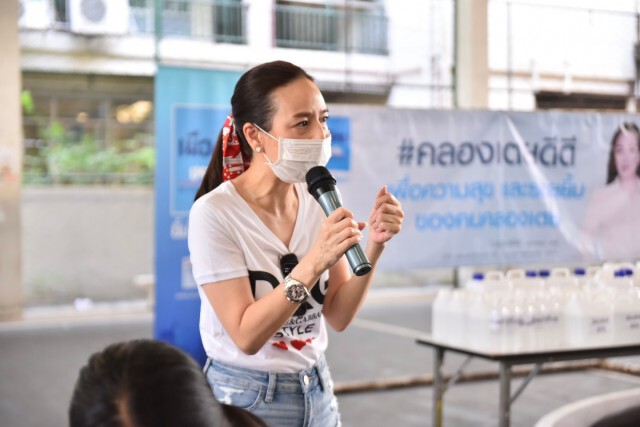 ‘มาดามแป้ง’ ลงคลองเตยชวนแฟนท่าเรือ ทำหน้ากากอนามัยและสเปรย์แอลกอฮอล์