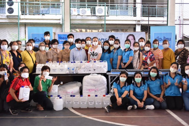 ‘มาดามแป้ง’ ลงคลองเตยชวนแฟนท่าเรือ ทำหน้ากากอนามัยและสเปรย์แอลกอฮอล์