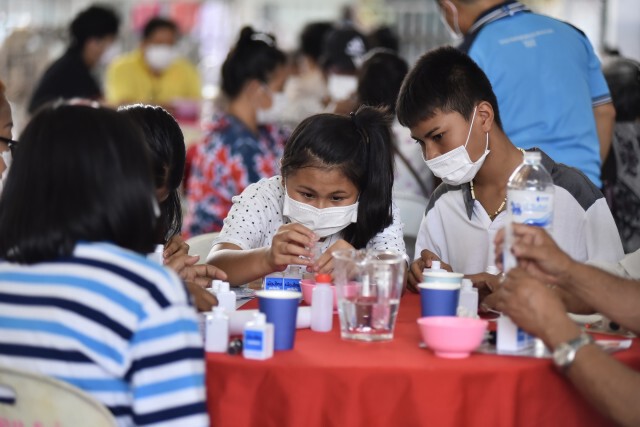 ‘มาดามแป้ง’ ลงคลองเตยชวนแฟนท่าเรือ ทำหน้ากากอนามัยและสเปรย์แอลกอฮอล์