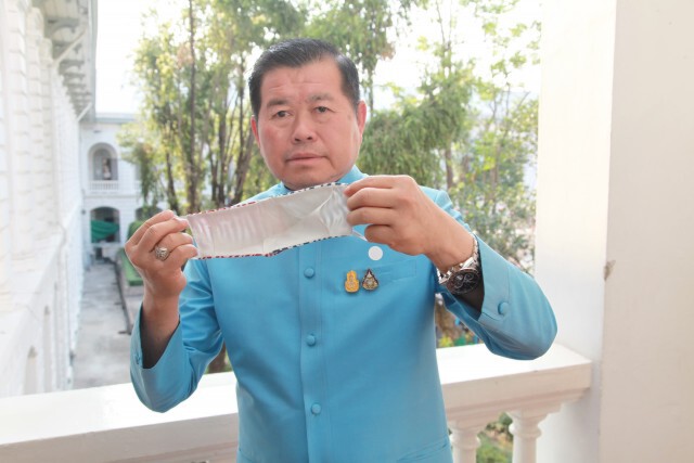 นิพนธ์ โชว์หน้ากากต้นแบบ ให้ท้องถิ่นผลิต 50 ล้านชิ้น แจกจ่ายประชาชนทั้งประเทศ